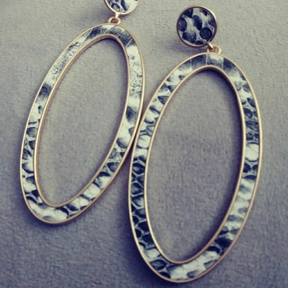 Print oval earrings